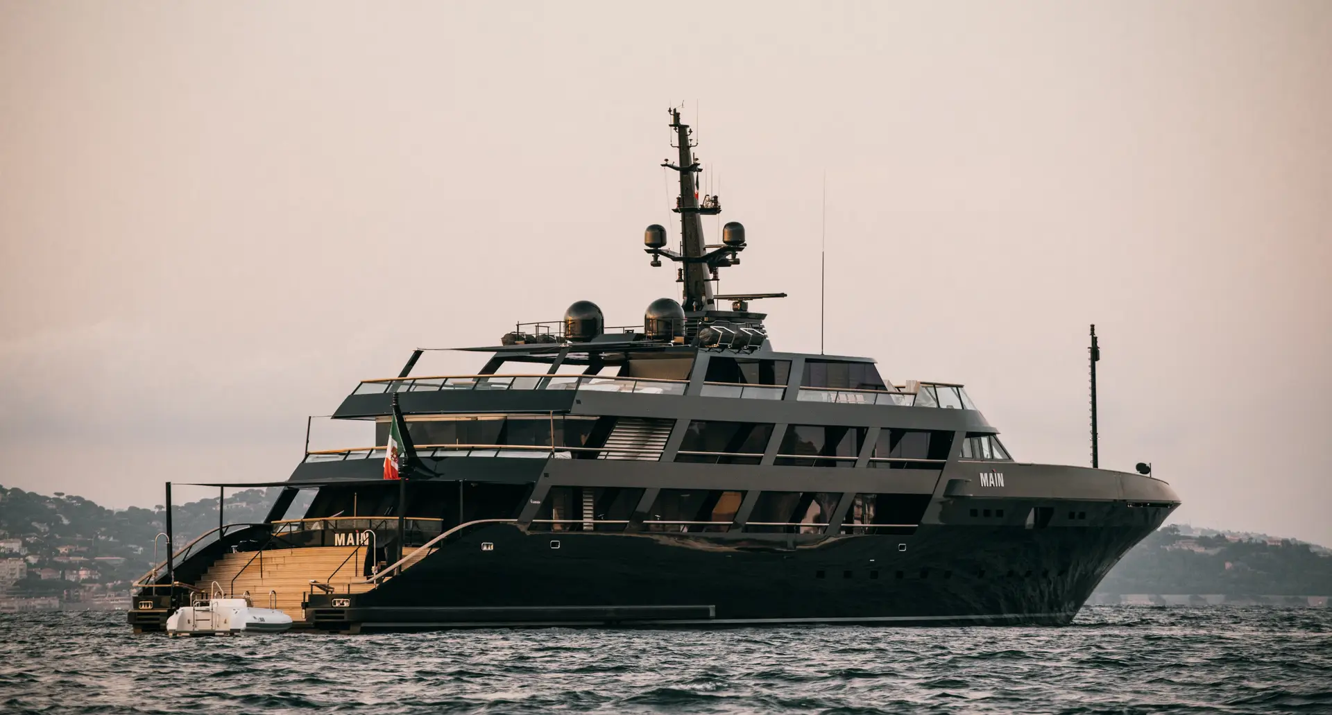 M/Y MAIN